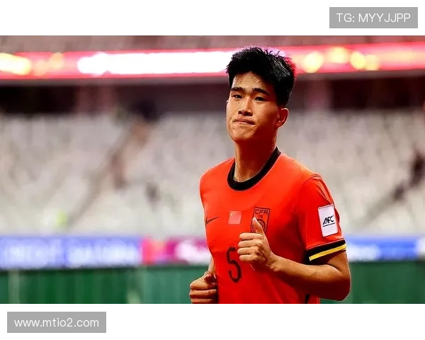 彭啸带伤凌空破门国足半场领先